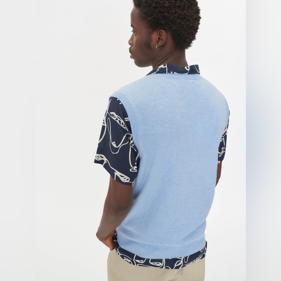 Gobi Cashmere Vest in Light Blue - Picture 2 of 4